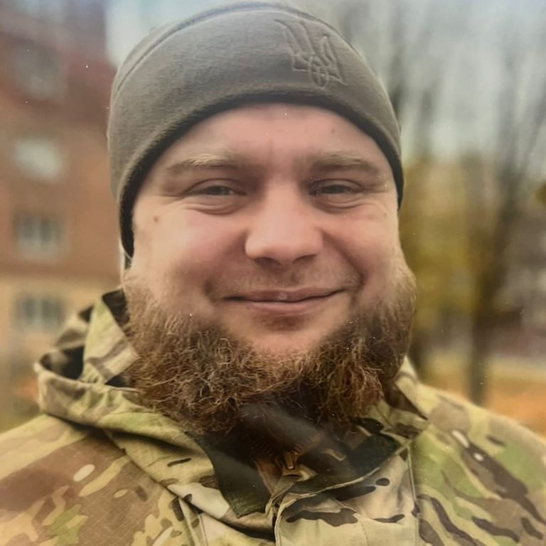 Вадим Соловей Молодший сержант. До війська доєднався влітку 2022 року. Воїн служив у десантно-штурмових військах. Воював у найгарячіших точках на Донеччині. Мав чотири поранення. До повномасштабної війни займався фасадами. Мав добру, веселу, життєрадісну вдачу. Серце Героя зупинилося 10 листопада 2025 року від отриманих поранень. 13 листопада у Хмельницькій громаді відбулося прощання з Героєм російсько-української війни Вадимом Олександровичем Солов’єм. У нього залишились батьки, сестра, дружина і двоє доньок.